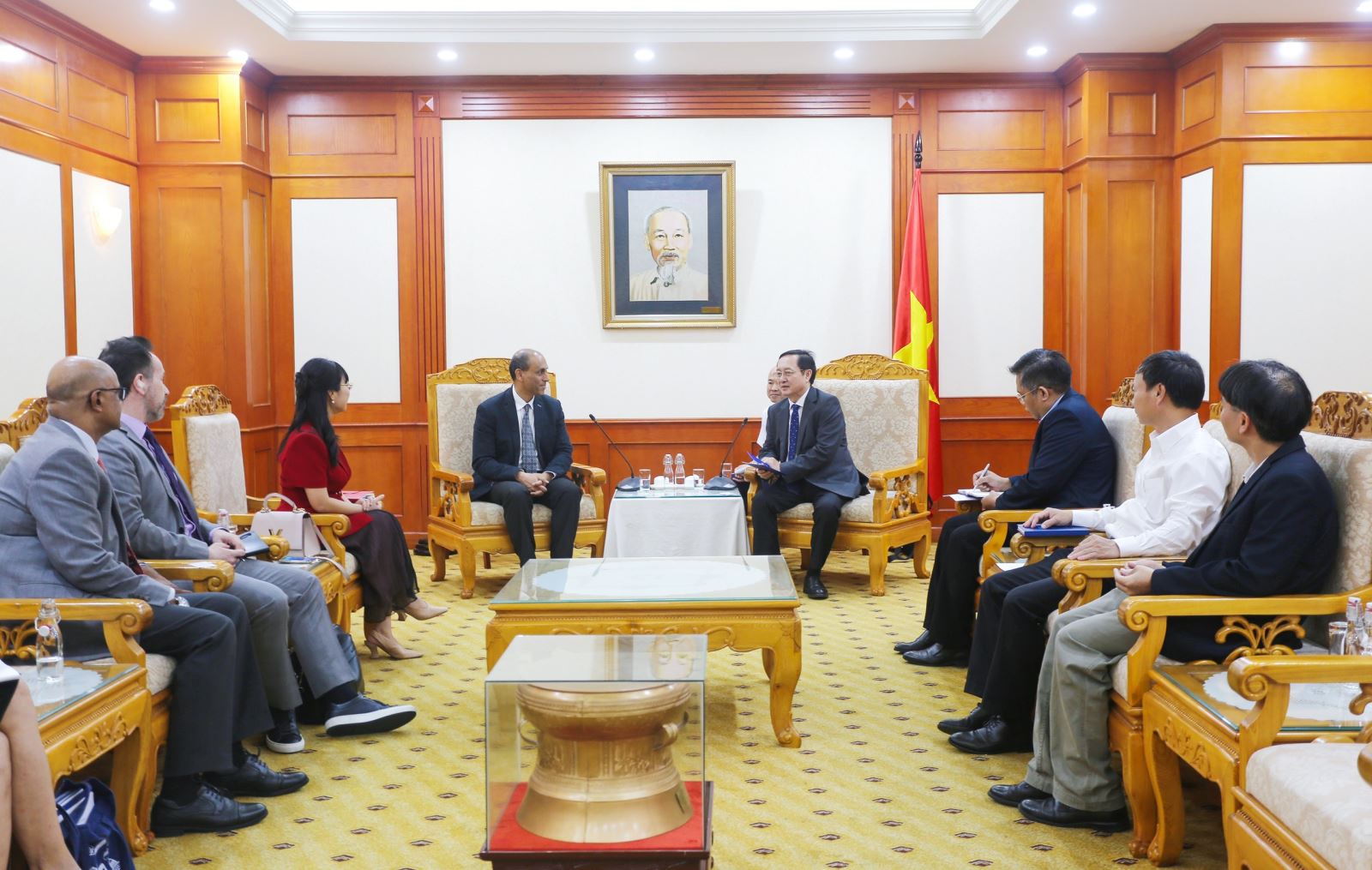 Minister Huynh Thanh Dat met with Professor Soumitra Dutta