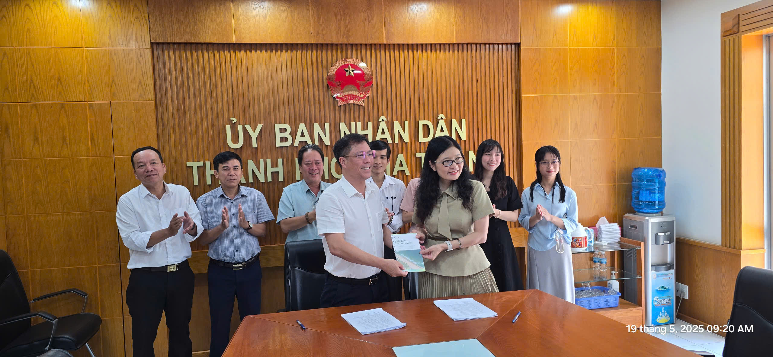 VinUni chuyển giao bộ công cụ hỗ trợ chuyển đổi xanh cho thành phố Nha Trang